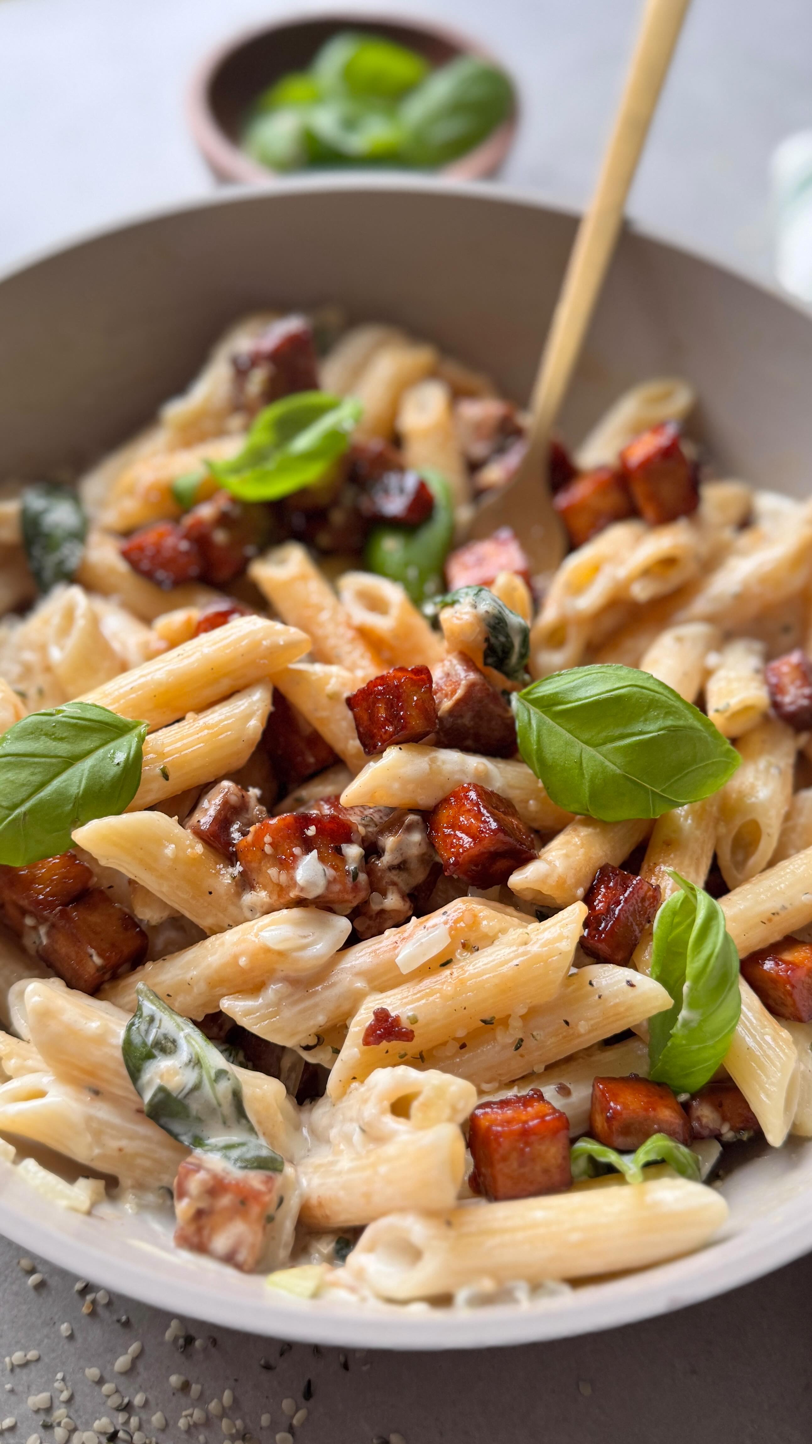 Pasta mit cremiger Sahnesoße & Basilikum-Tofu🍝🌿

Zutaten (für 2 Portionen):

•	200 g Nudeln (roh)

•	250 ml Sahne (7 %)

•	15 g Parmesan

•	1 TL Gemüsebrühe

•	1 Zwiebel

•	Etwas Salz

•	3 EL Olivenöl

•	Eine Handvoll frischer Basilikum

•	200 g Räuchertofu

•	2 EL Sojasoße

•	1 EL Ahornsirup

•	Scharfes Gewürzsalz

•	1 EL Speisestärke

Zubereitung:
Findet ihr in meinem Profil bei @Mealjam - Dort findet ihr einige meiner Rezepte mit vielen Tipps übersichtlich zum nachmachen! Und es gibt auch einen tollen Mealplan dazu ☺️

🔥Nährwerte pro Portion
800kcal || 90KH ||35EW || 32F

🧡👩🏻‍🍳FOLLOW FOR MORE 🔝

📌Speichere dir das Rezept ab und probier’s aus!
Guten Appetit! 

 #foodideede #tofu #feierabendküche #einfachkochen #einfacherezepte #proteinreich #pastaliebe #basilikum